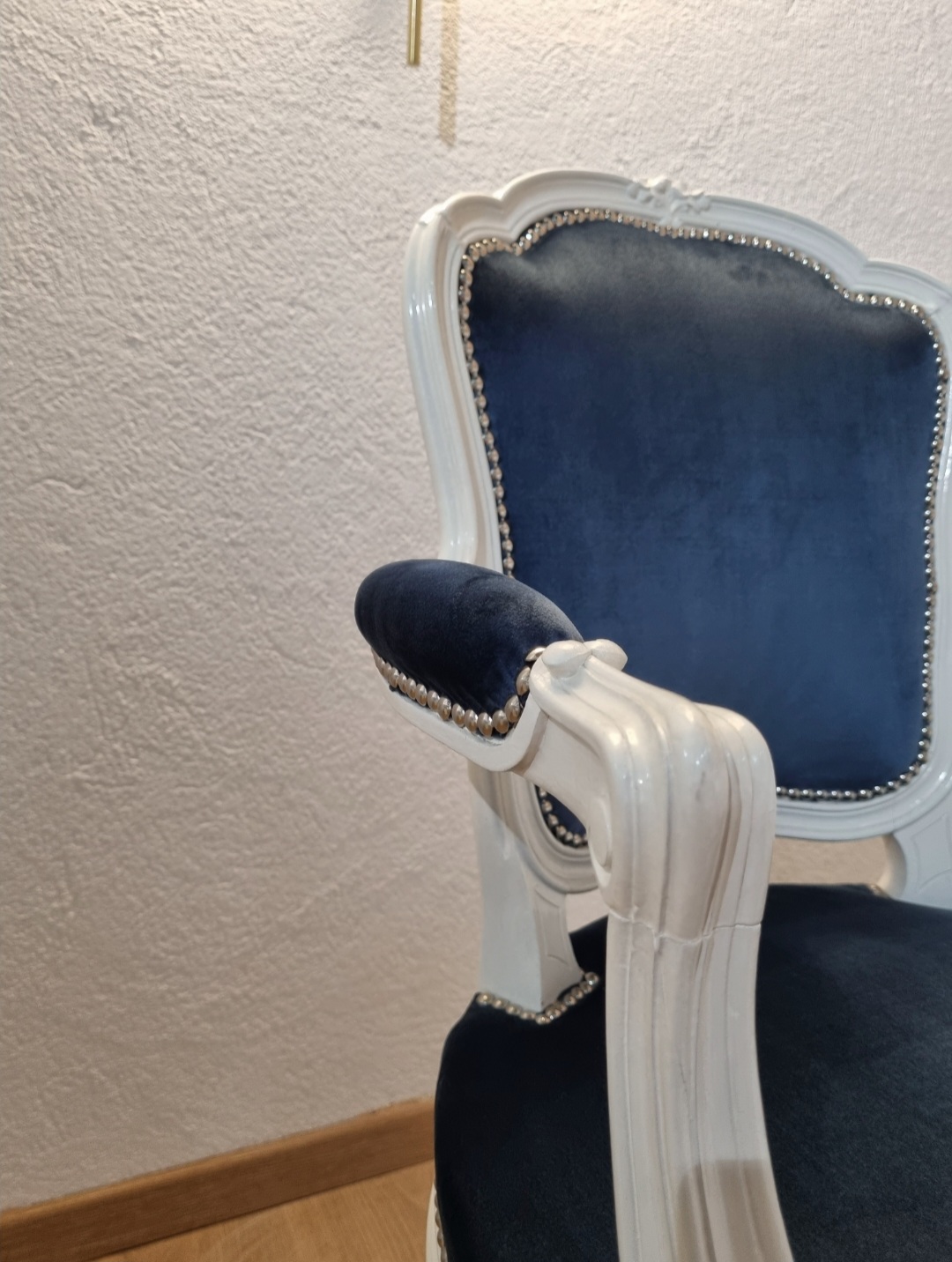 Poltroncina antica in legno di noce - Scolpita a mano e laccata bianco lucido