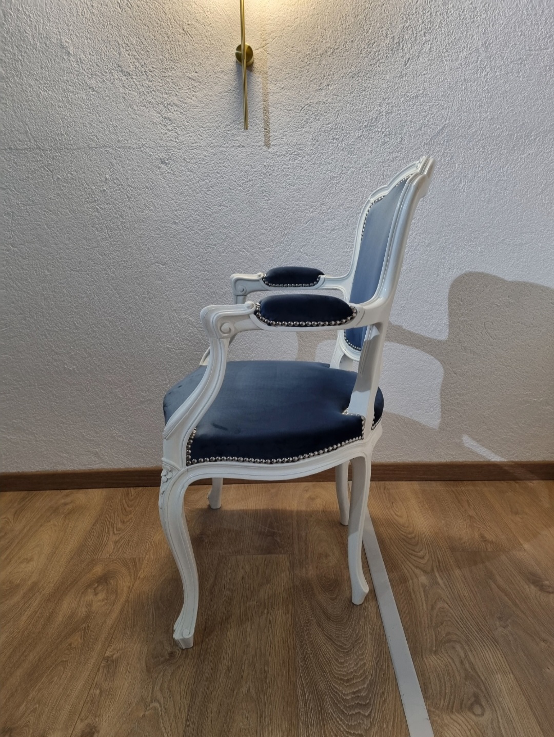 Poltroncina antica in legno di noce - Scolpita a mano e laccata bianco lucido