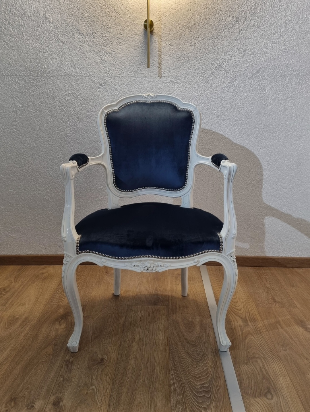 Poltroncina antica in legno di noce - Scolpita a mano e laccata bianco lucido