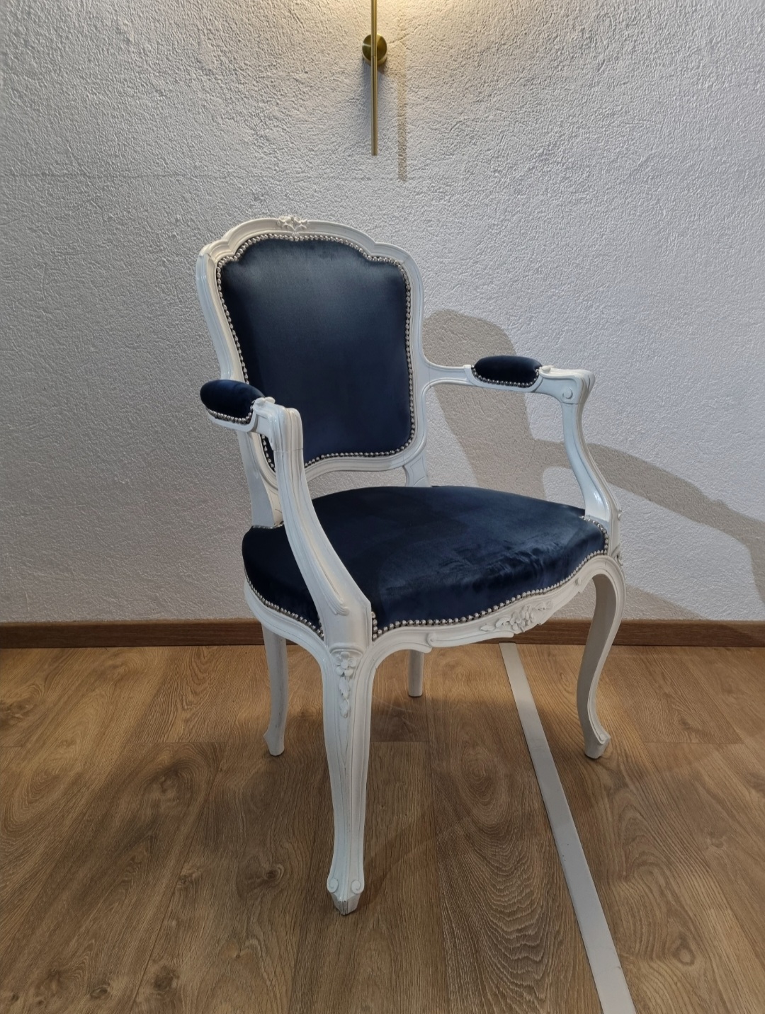 Poltroncina antica in legno di noce - Scolpita a mano e laccata bianco lucido
