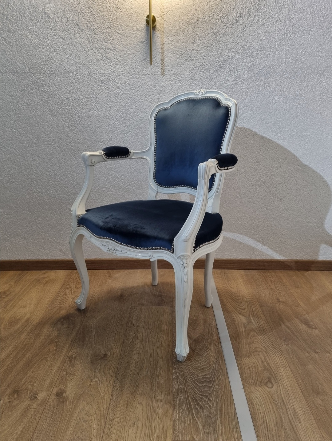 Poltroncina antica in legno di noce - Scolpita a mano e laccata bianco lucido