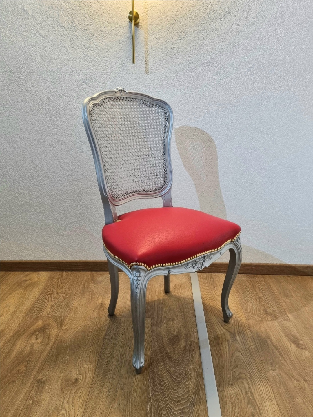 Poltroncina antica in noce argentata pelle rossa