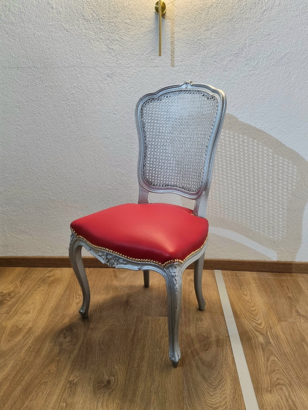 Poltroncina antica in noce argentata pelle rossa
