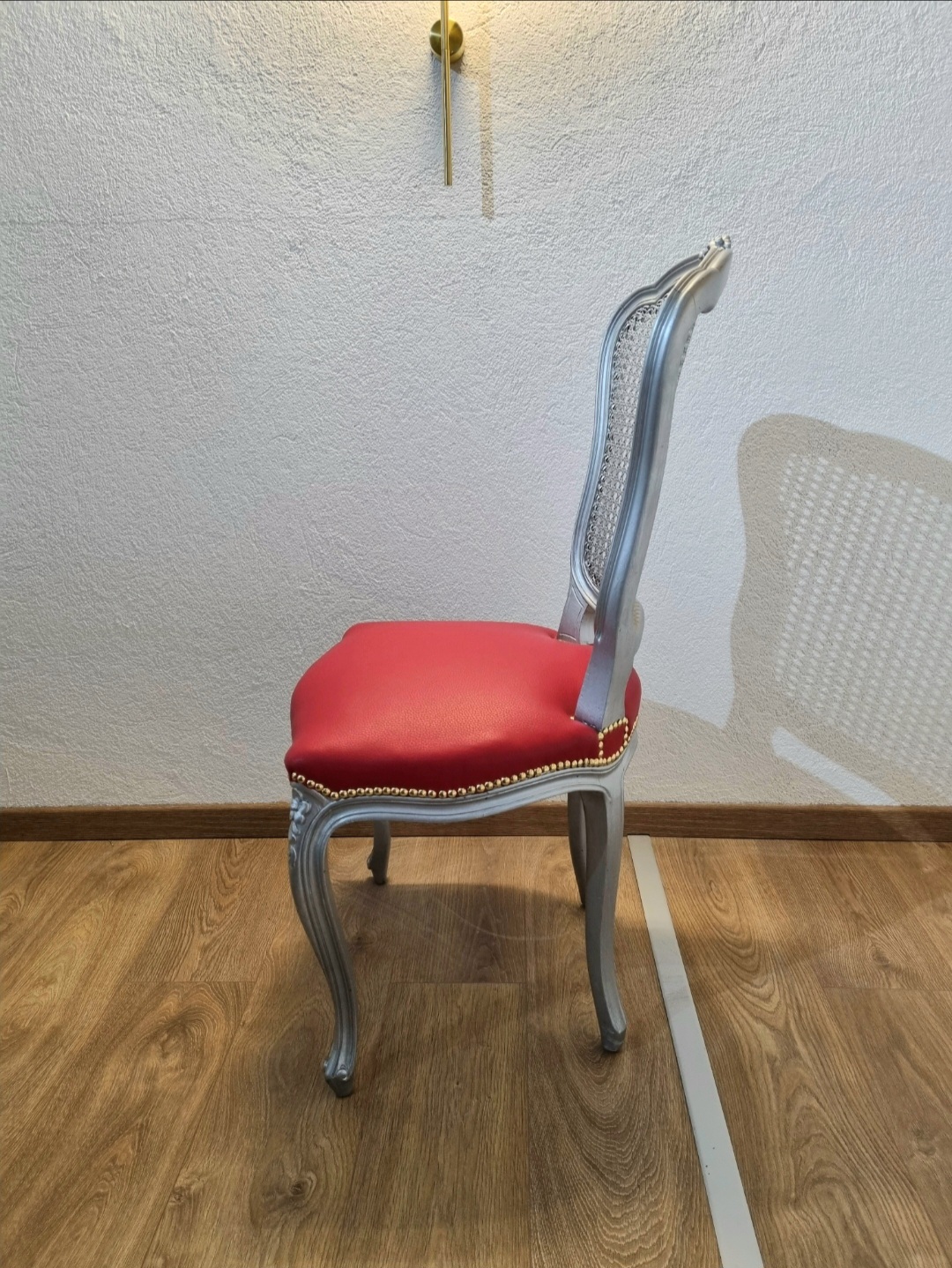 Poltroncina antica in noce argentata pelle rossa