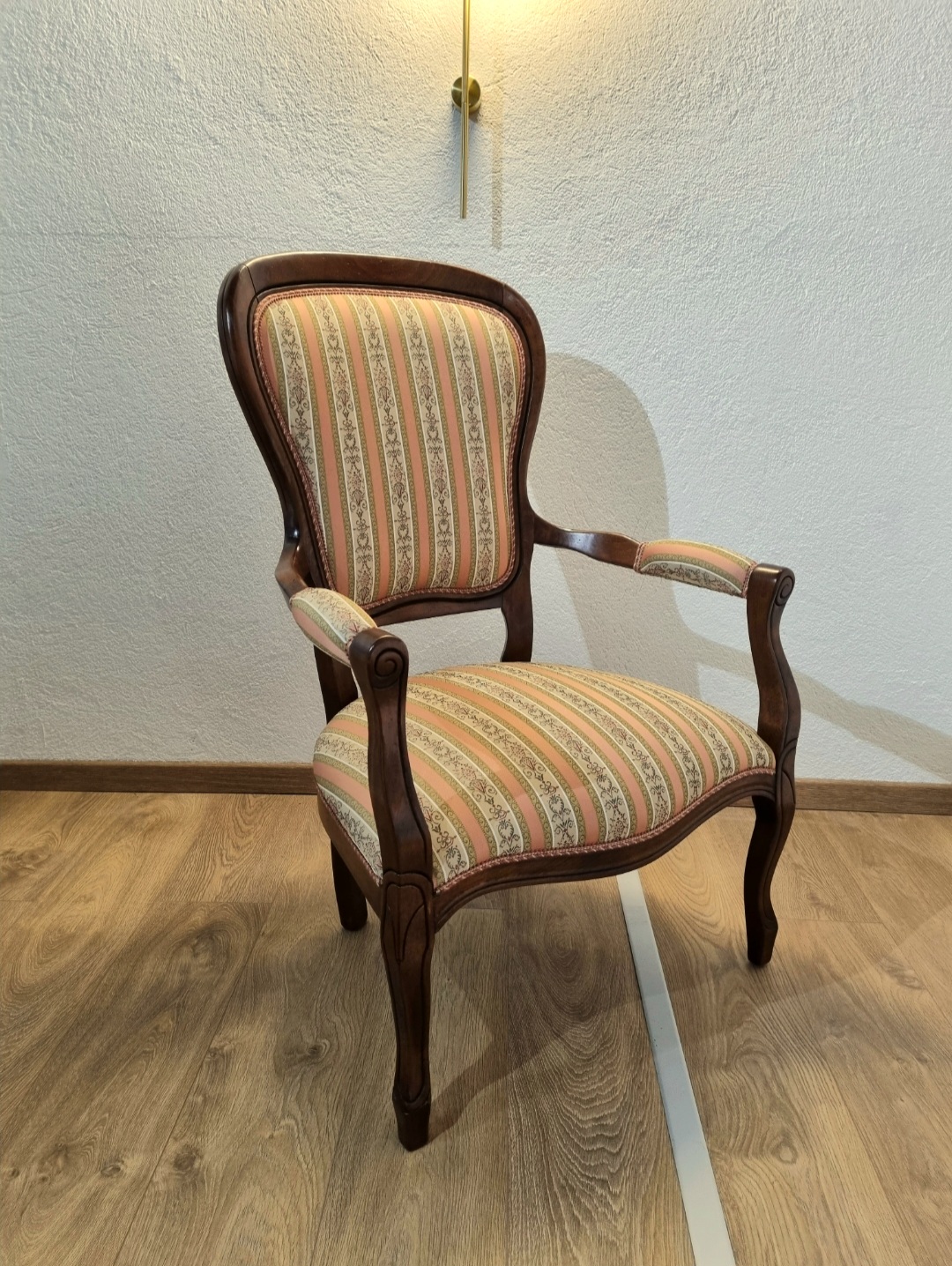 Poltroncina sagomata LA DEA DEL MOBILE in legno di noce