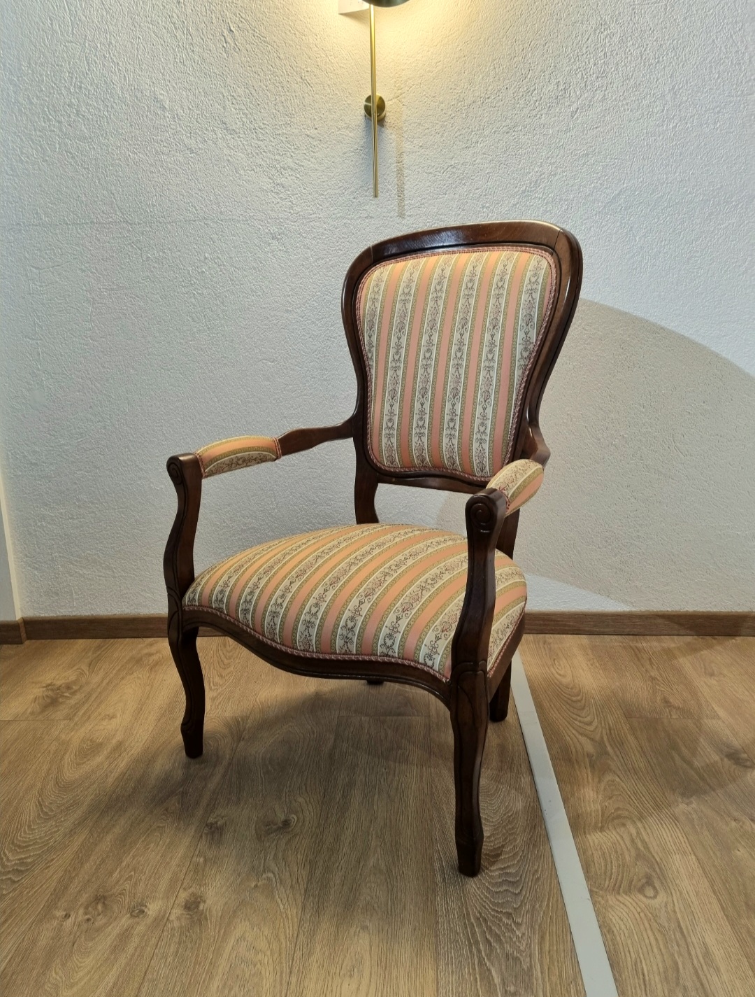 Poltroncina sagomata LA DEA DEL MOBILE in legno di noce