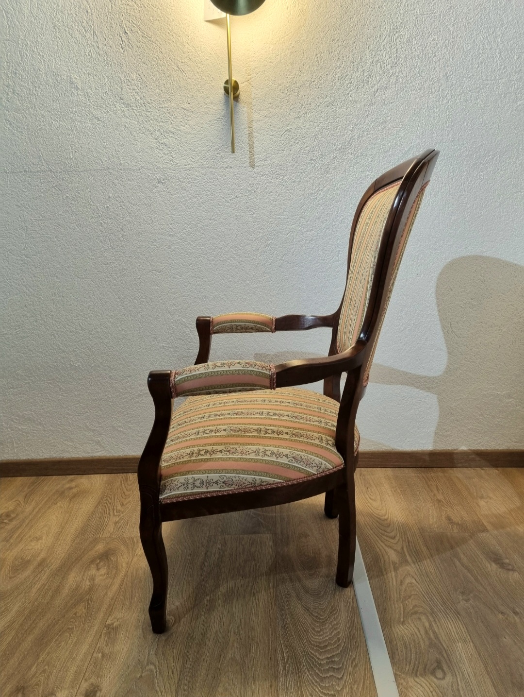 Poltroncina sagomata LA DEA DEL MOBILE in legno di noce