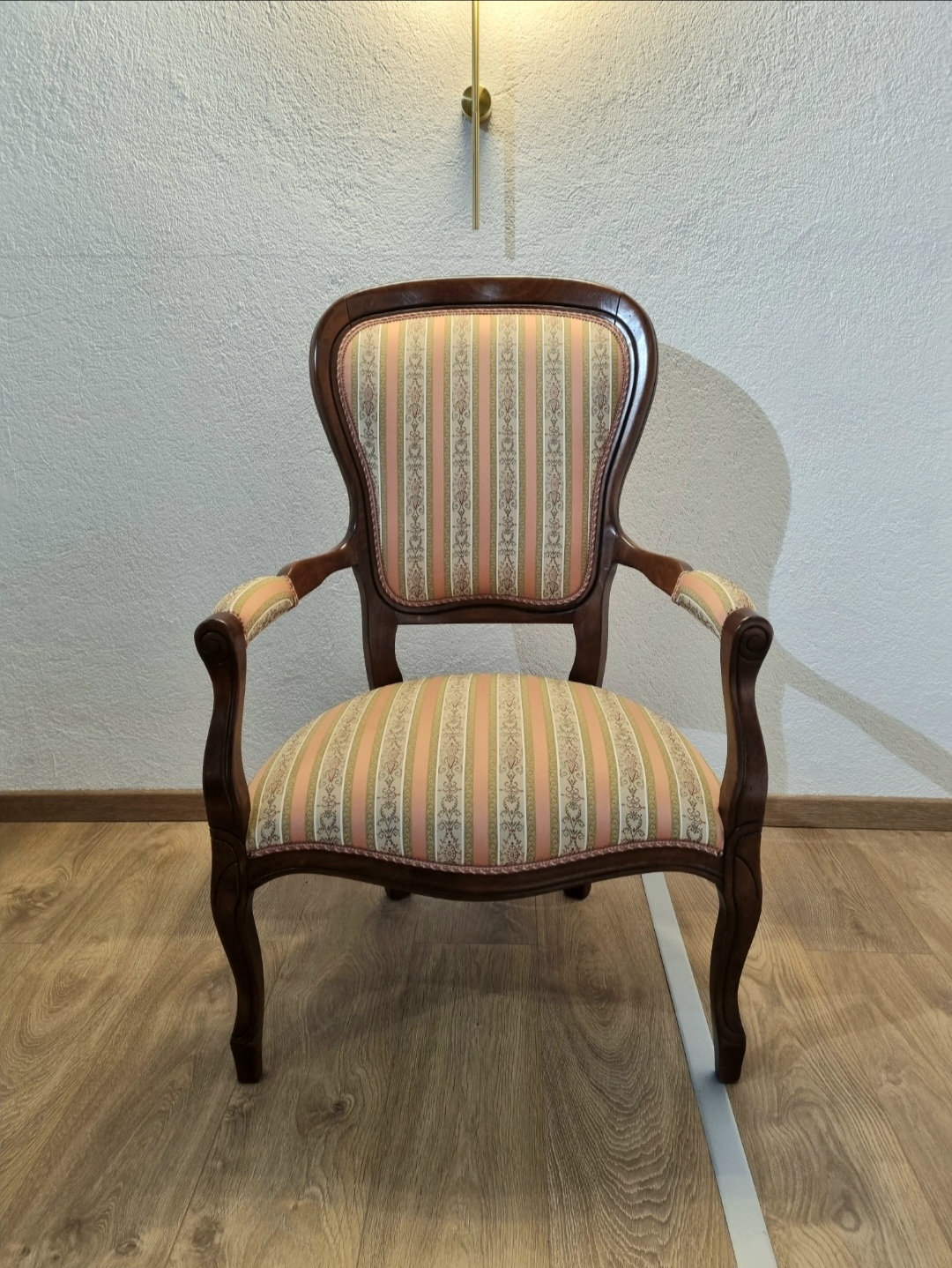Poltroncina sagomata LA DEA DEL MOBILE in legno di noce