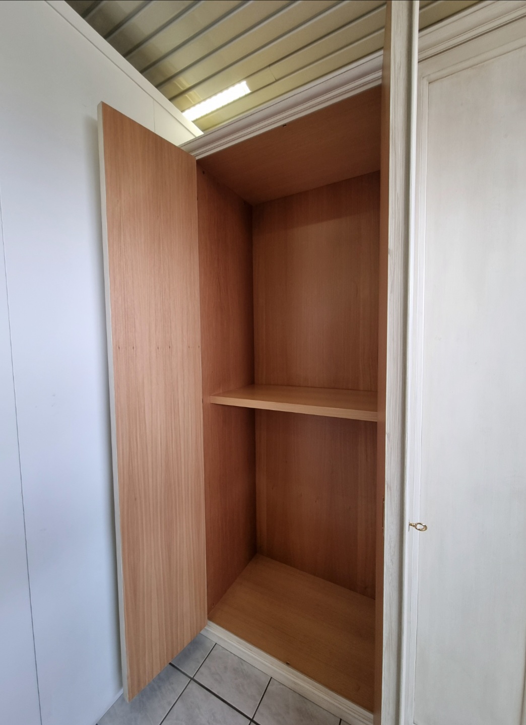 Armadio battente LINEA R impiallacciato in legno tamburato