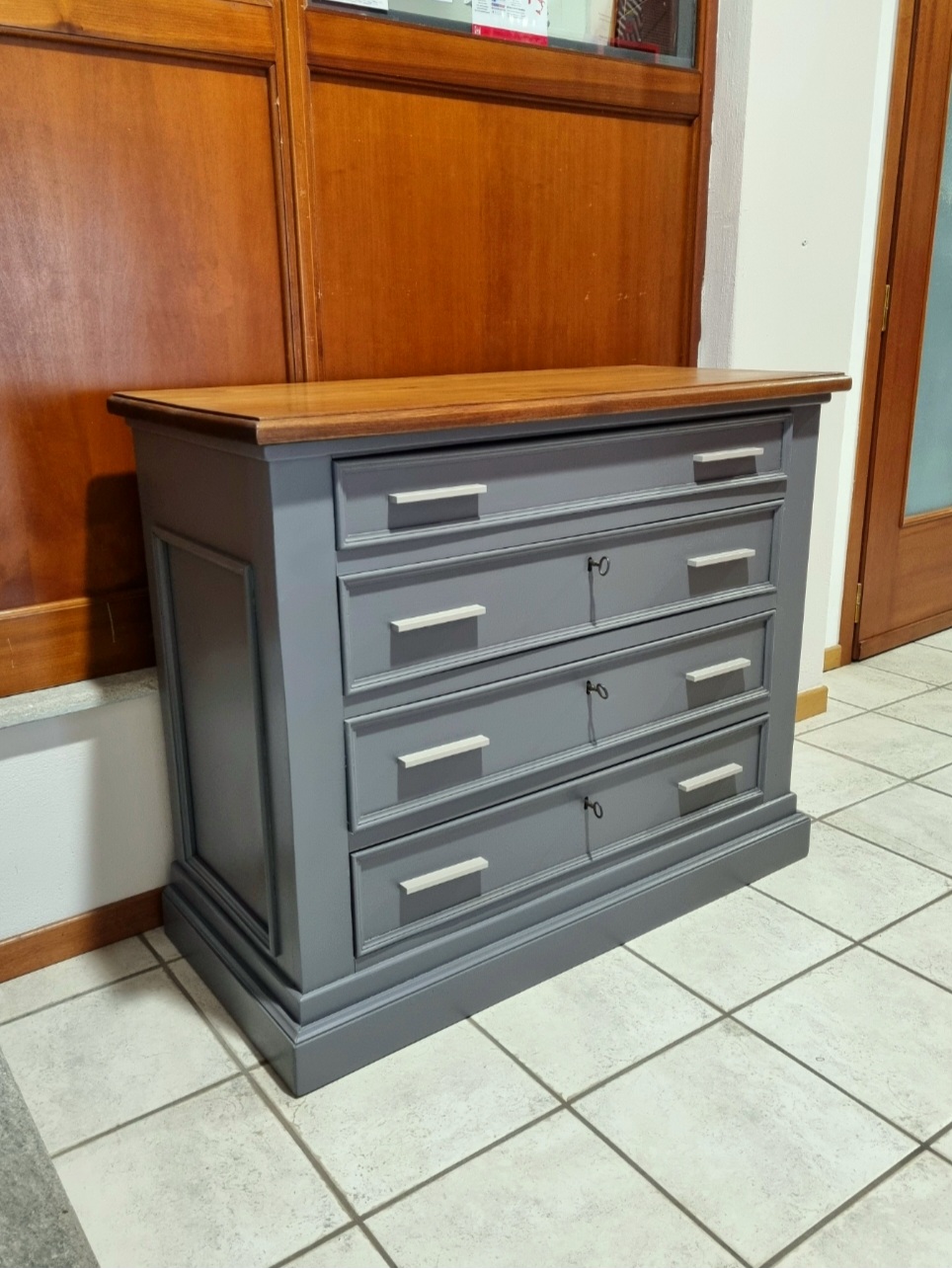 Comò antico in legno di noce con 4 cassetti e serrature