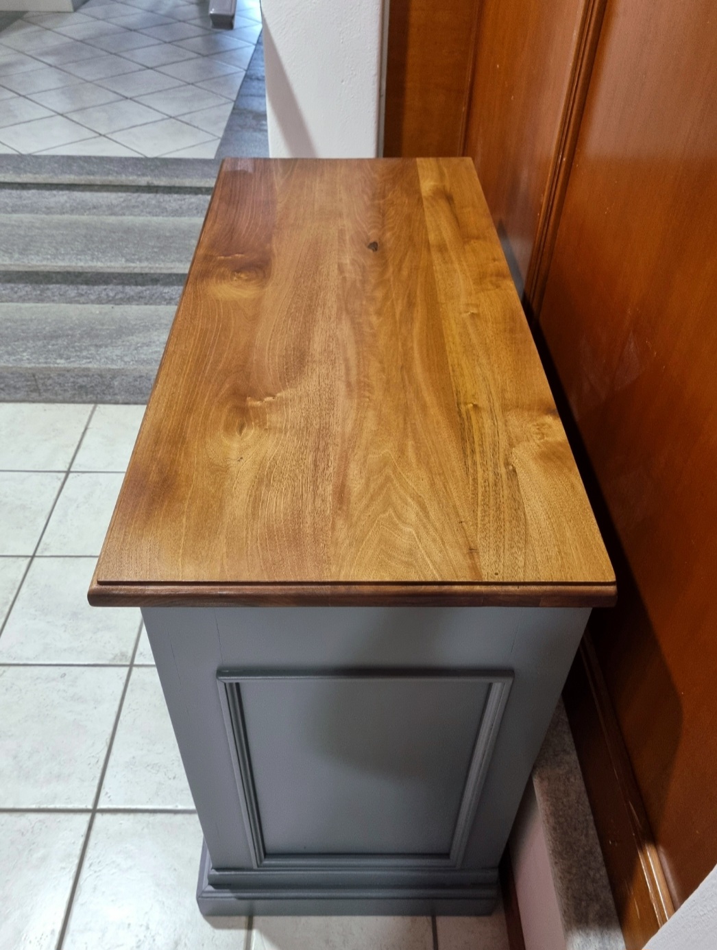 Comò antico in legno di noce con 4 cassetti e serrature