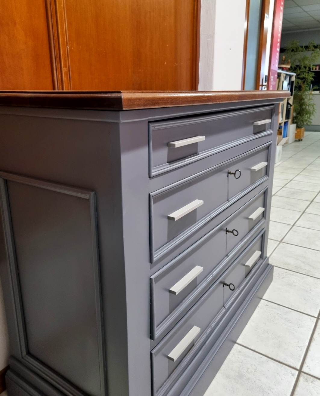 Comò antico in legno di noce con 4 cassetti e serrature
