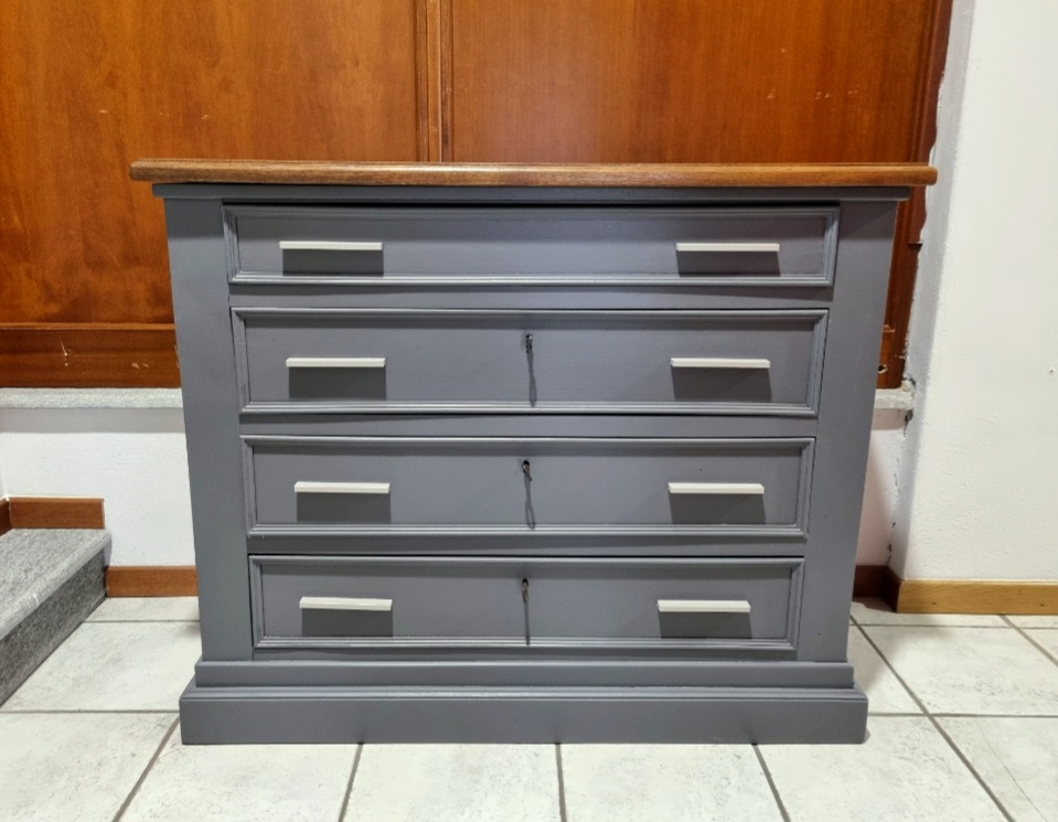 Comò antico in legno di noce con 4 cassetti e serrature
