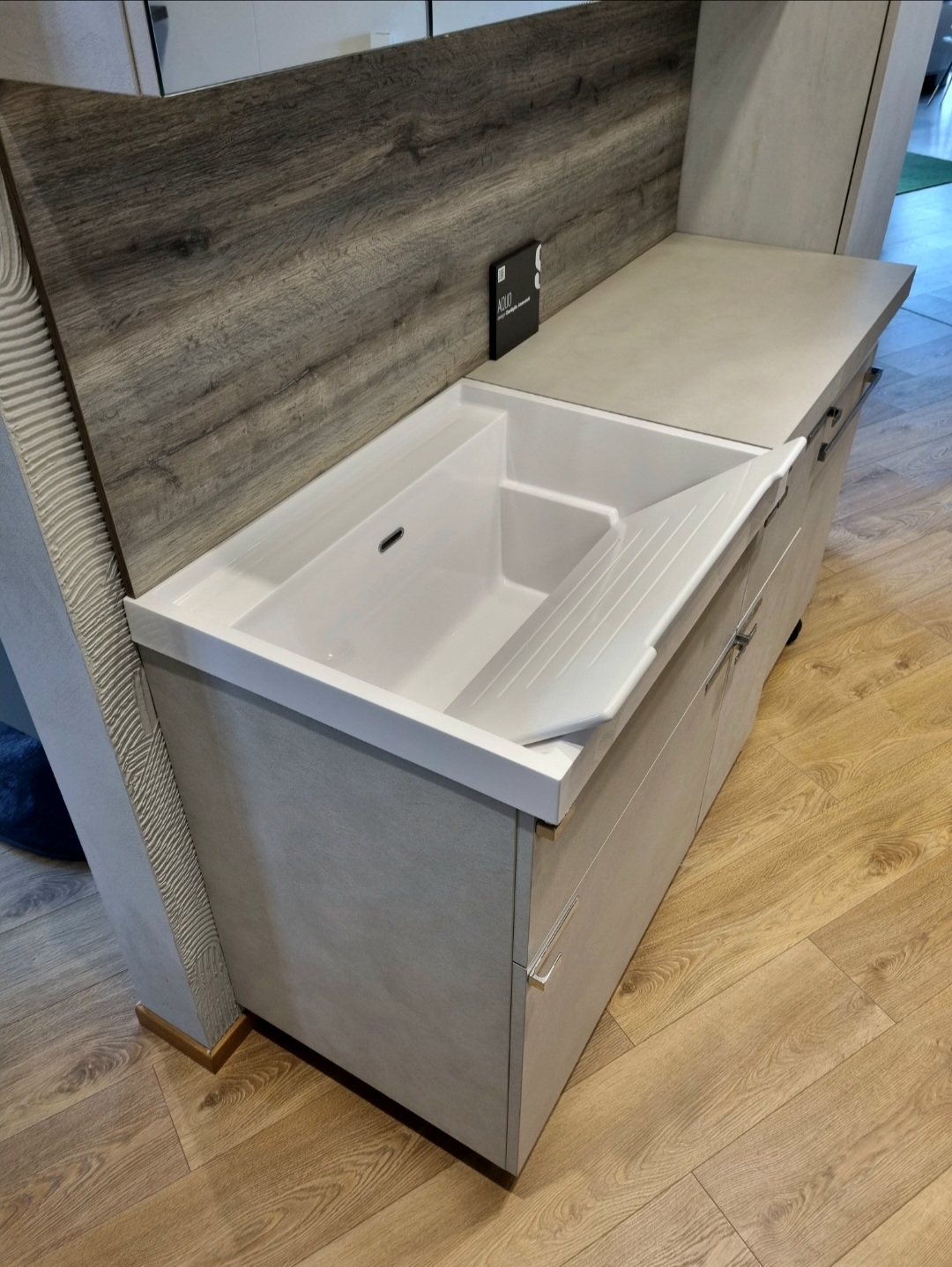 Lavanderia SCAVOLINI AQUO: laminato grigio chiaro e maniglia cromata