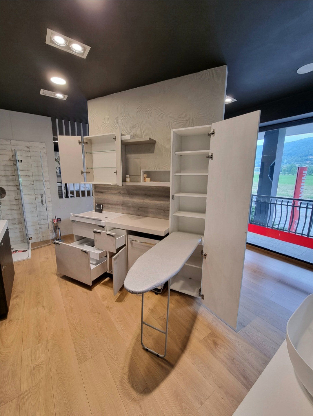 Lavanderia SCAVOLINI AQUO: laminato grigio chiaro e maniglia cromata