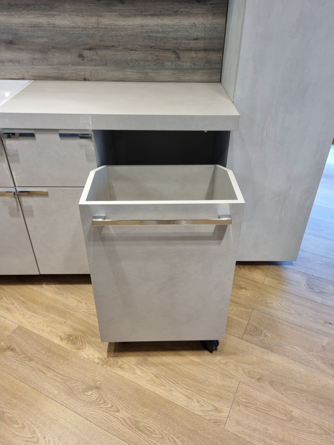 Lavanderia SCAVOLINI AQUO: laminato grigio chiaro e maniglia cromata