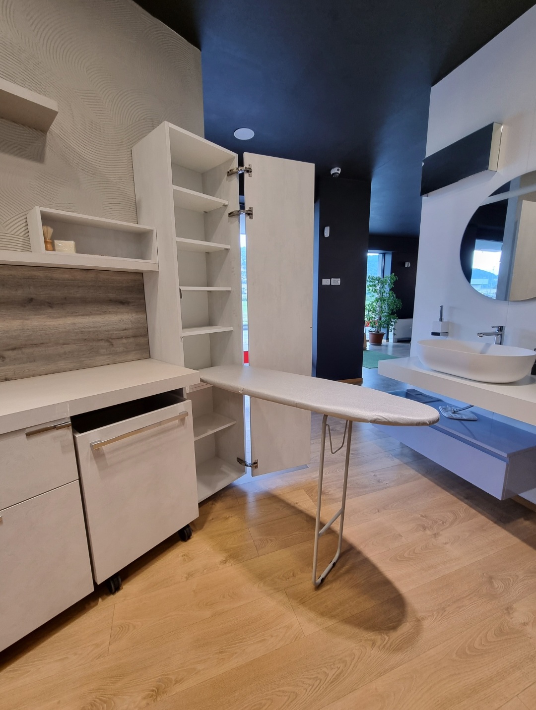 Lavanderia SCAVOLINI AQUO: laminato grigio chiaro e maniglia cromata