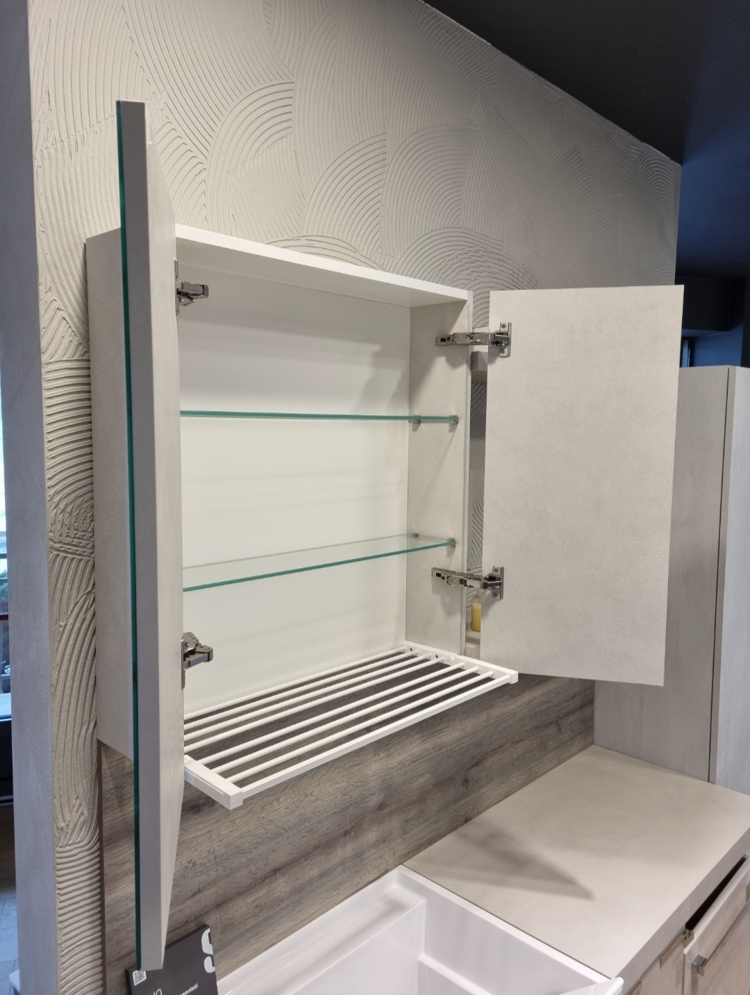 Lavanderia SCAVOLINI AQUO: laminato grigio chiaro e maniglia cromata