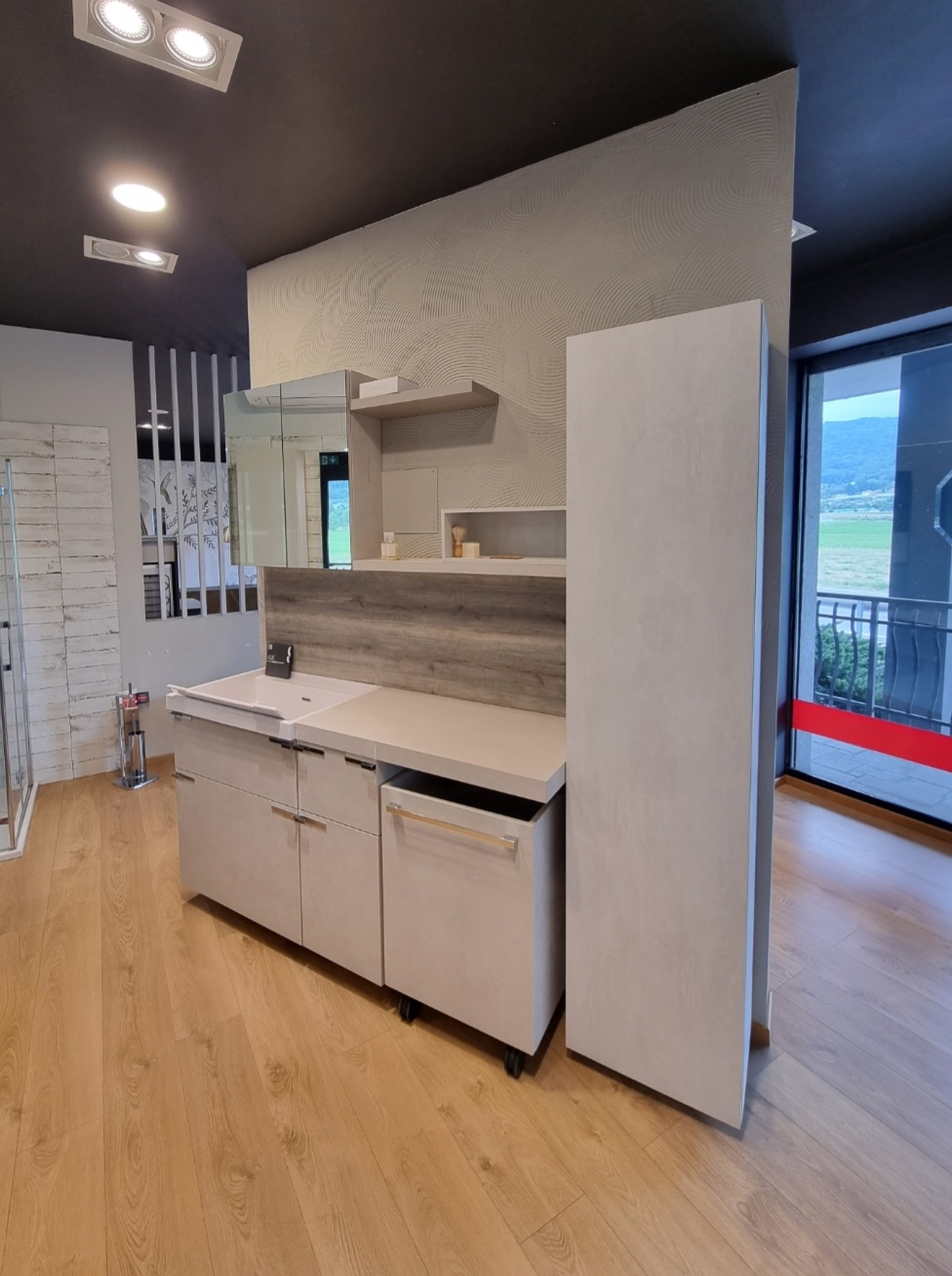 Lavanderia SCAVOLINI AQUO: laminato grigio chiaro e maniglia cromata