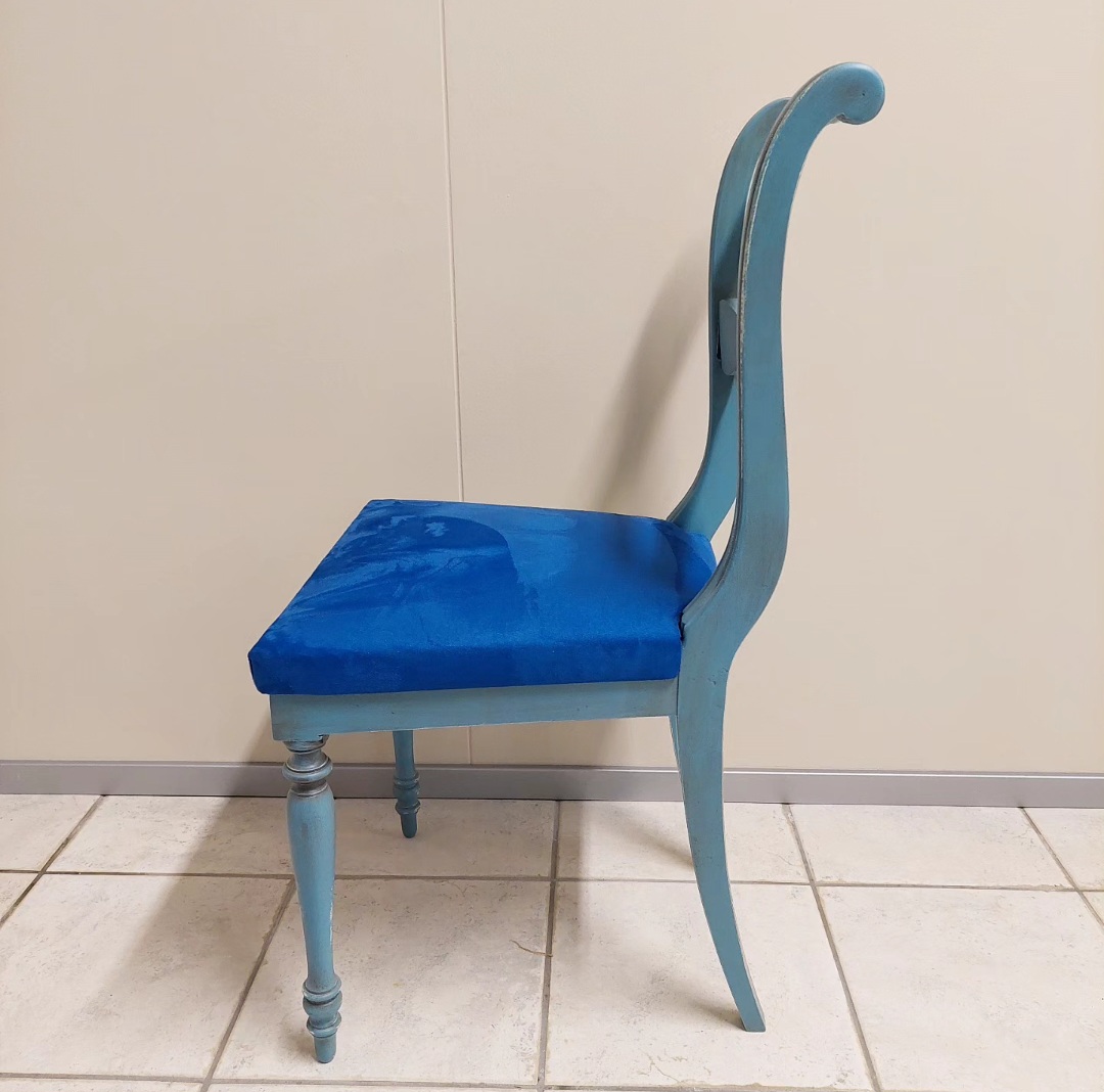 Sedia antica in legno di ciliegio patinata e imbottita blu oceano