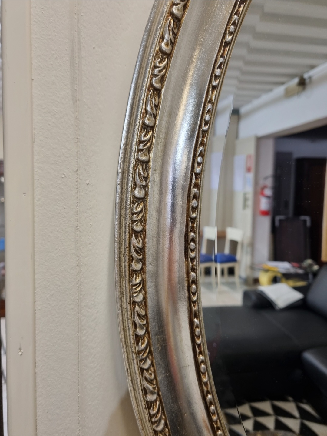 Specchiera ovale PACINI con cornice in legno scolpita e laccata argento