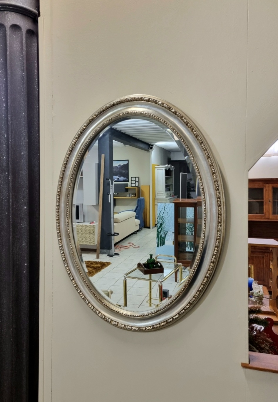 Specchiera ovale PACINI con cornice in legno scolpita e laccata argento