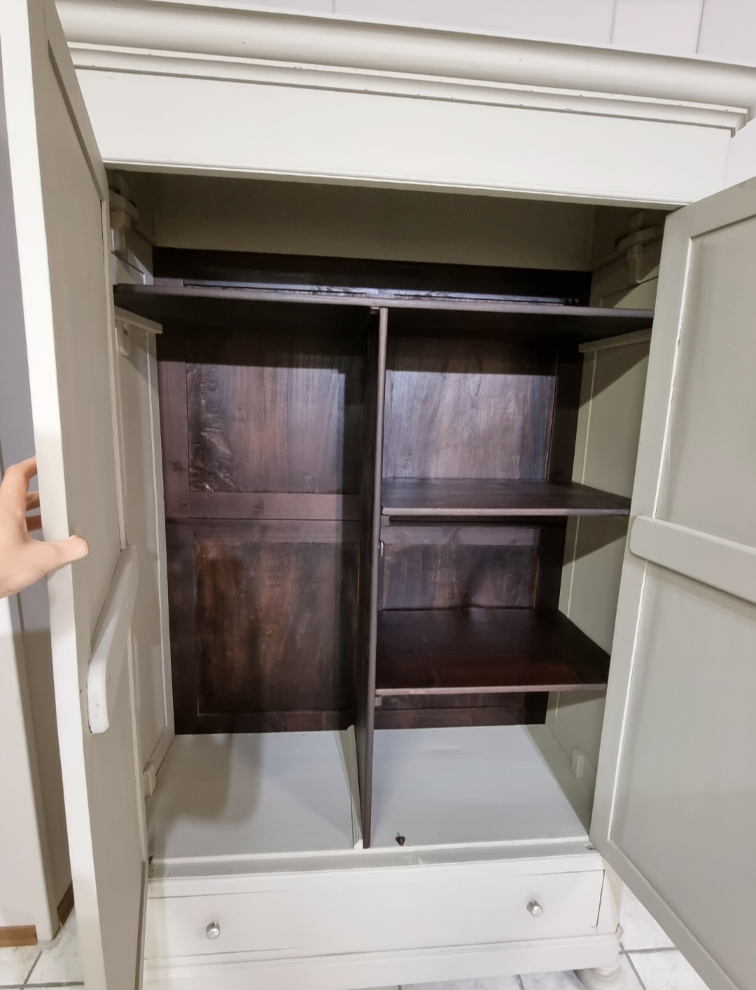 Armadio a 2 ante in legno di noce verniciato - Effetto a contrasto unico