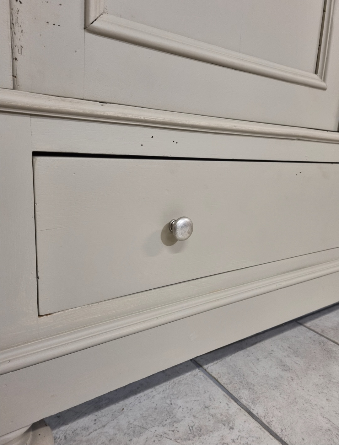 Armadio a 2 ante in legno di noce verniciato - Effetto a contrasto unico