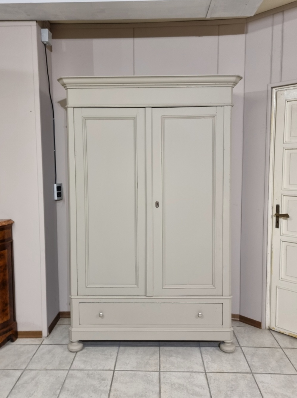 Armadio a 2 ante in legno di noce verniciato - Effetto a contrasto unico