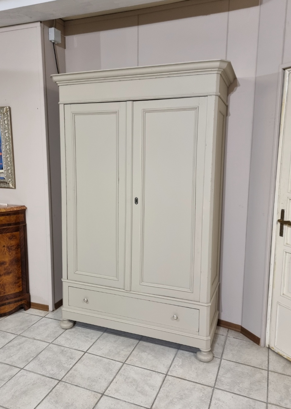 Armadio a 2 ante in legno di noce verniciato - Effetto a contrasto unico