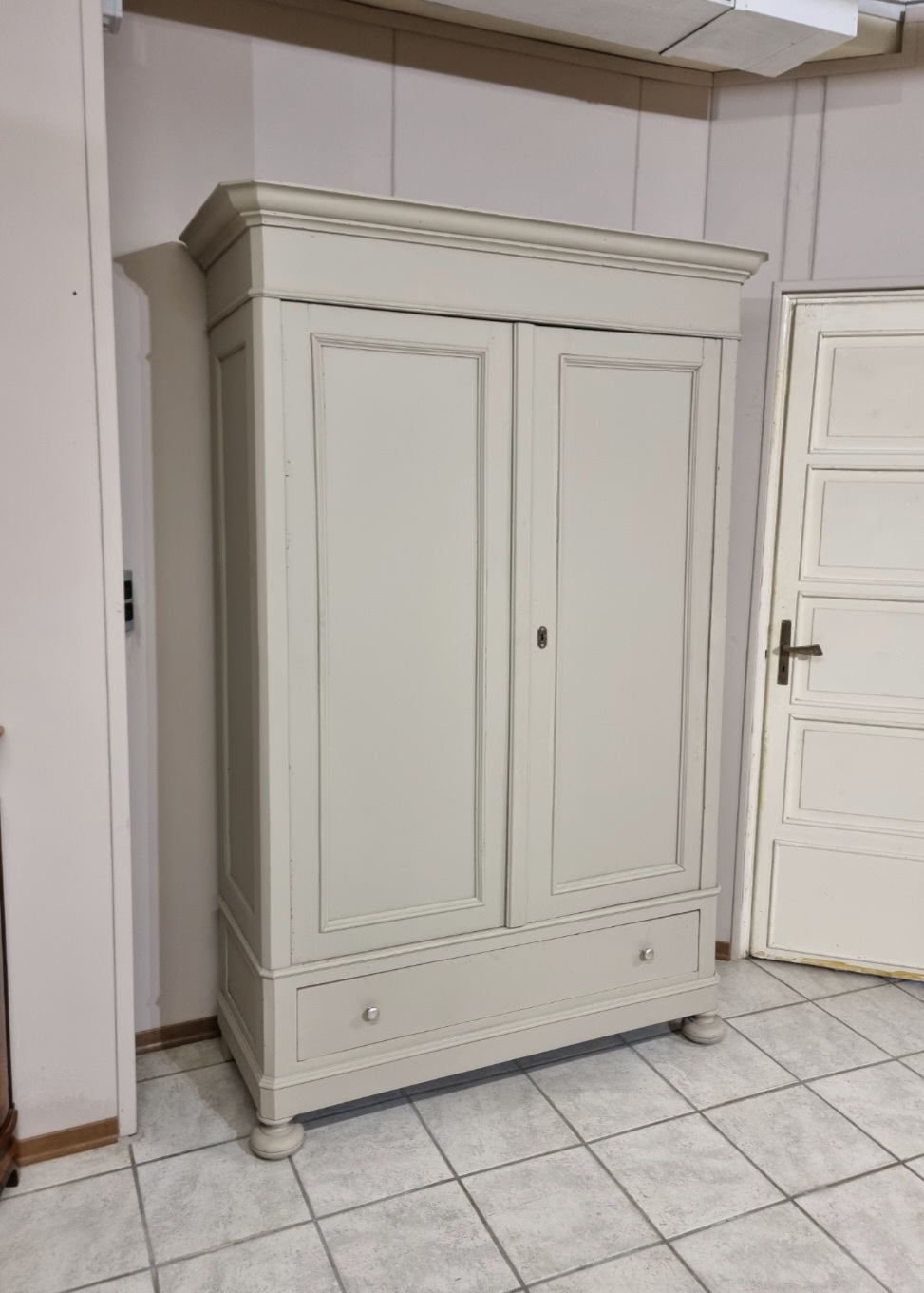 Armadio a 2 ante in legno di noce verniciato - Effetto a contrasto unico