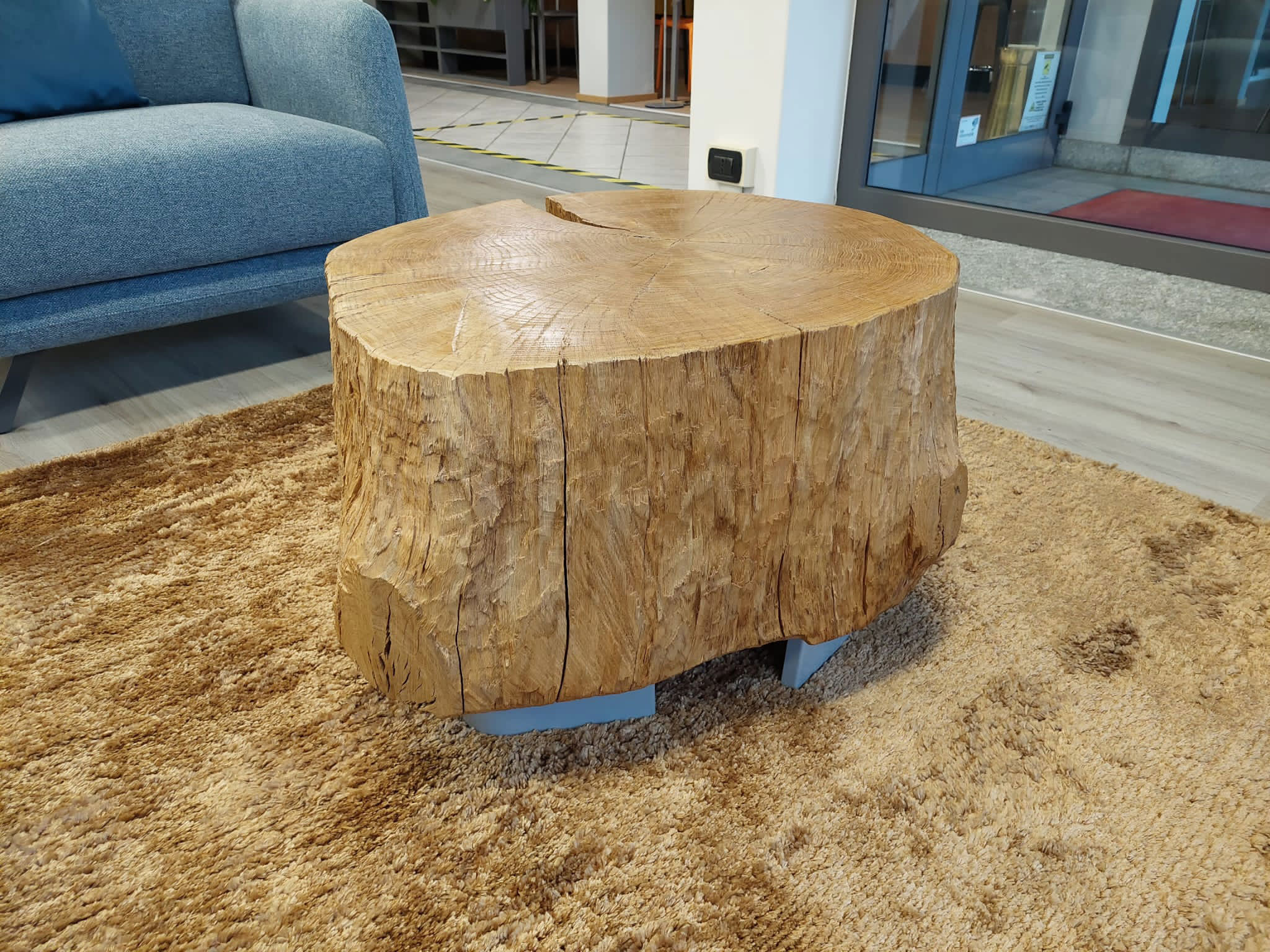 Tavolino da salotto ricavato da un tronco di rovere