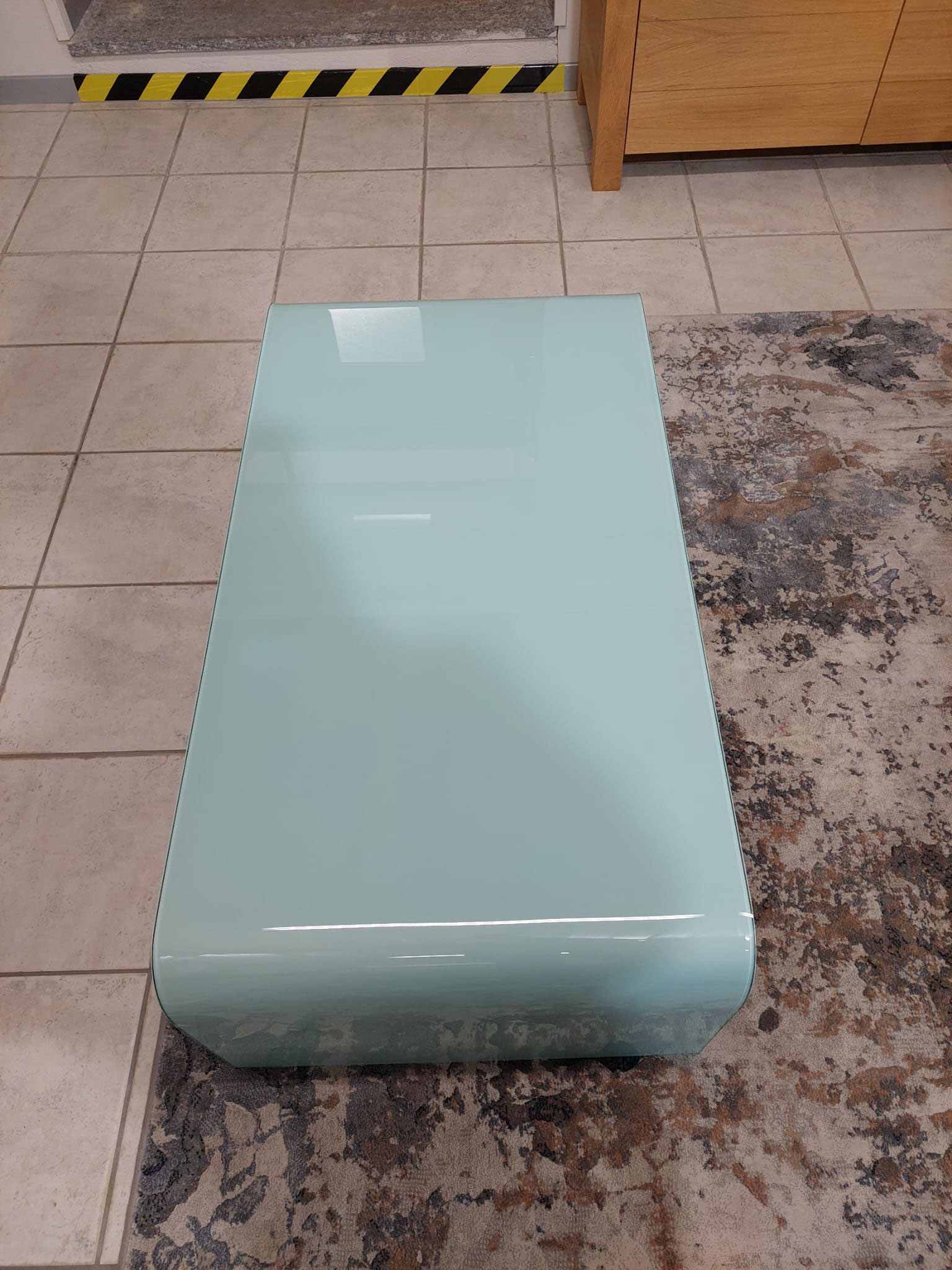Tavolino da salotto in vetro curvo color azzurro