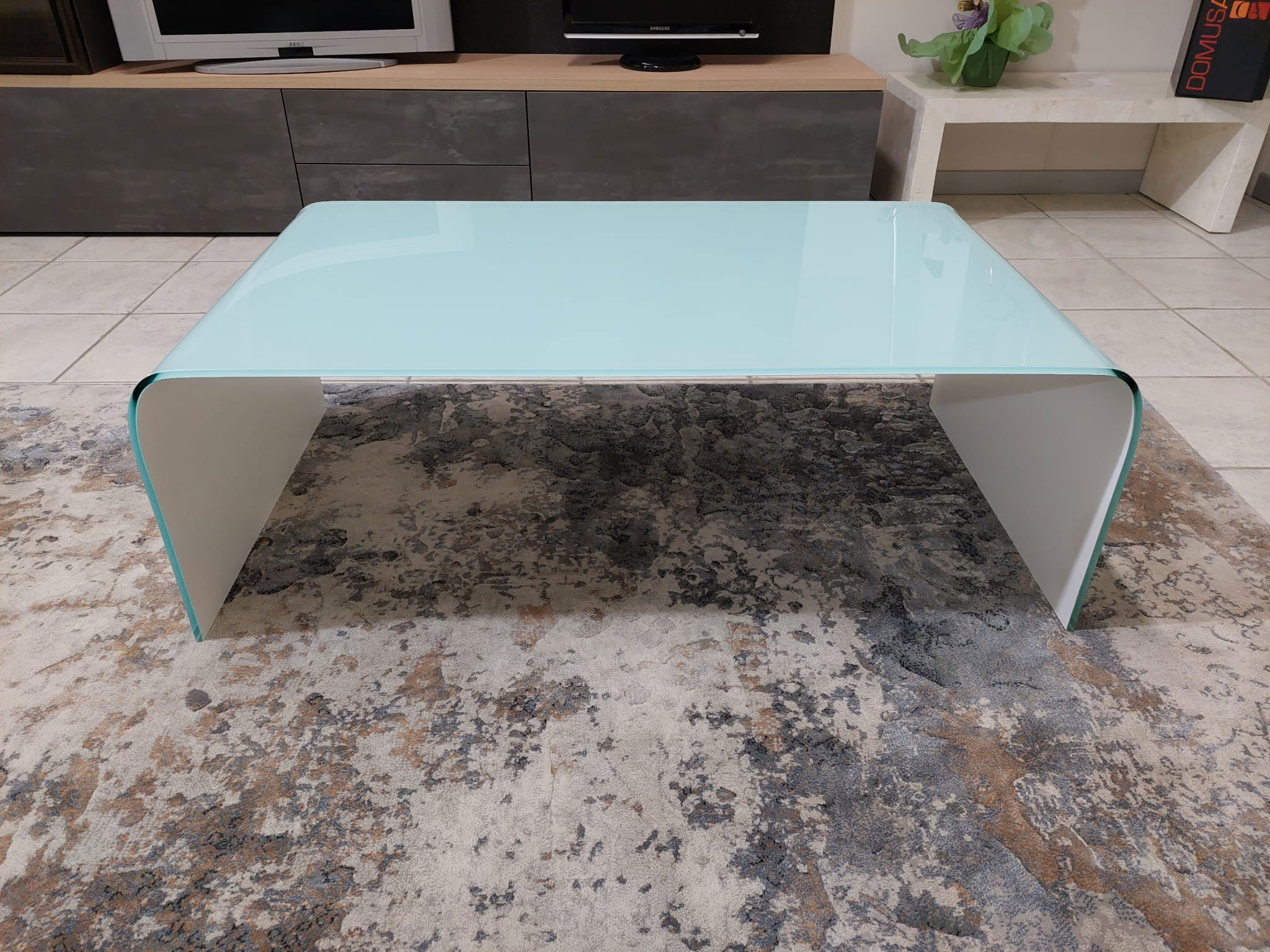 Tavolino da salotto in vetro curvo color azzurro