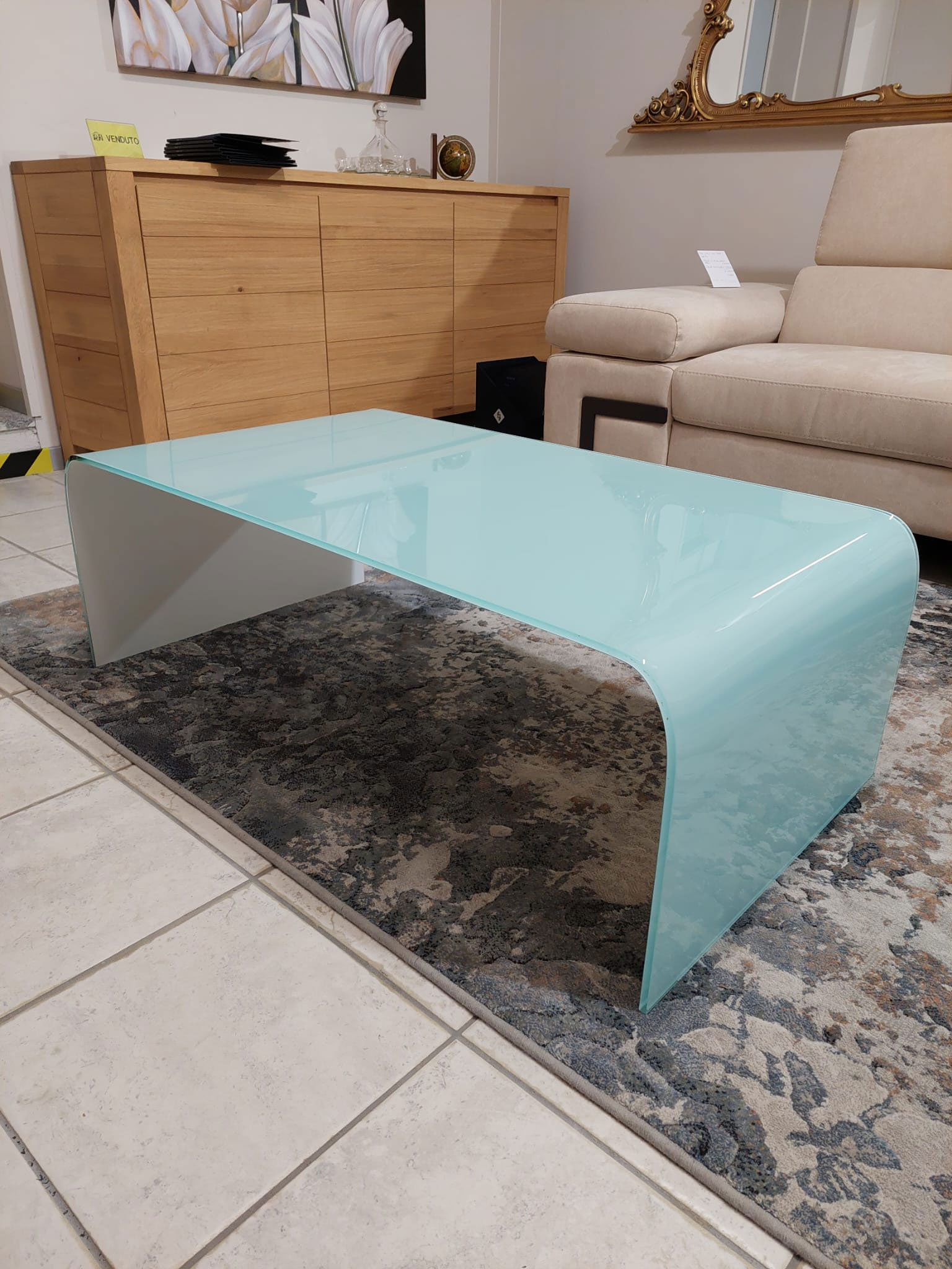 Tavolino da salotto in vetro curvo color azzurro