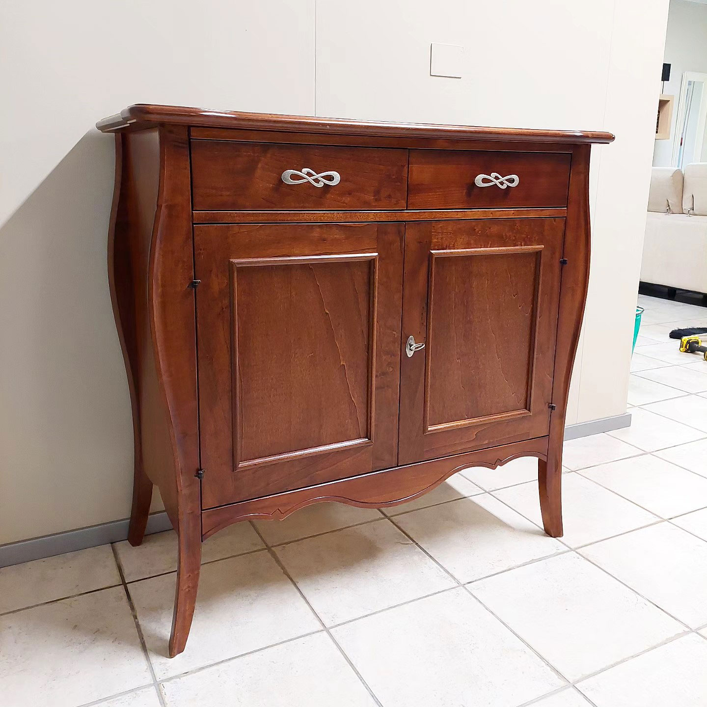 Credenza in legno a 2 ante