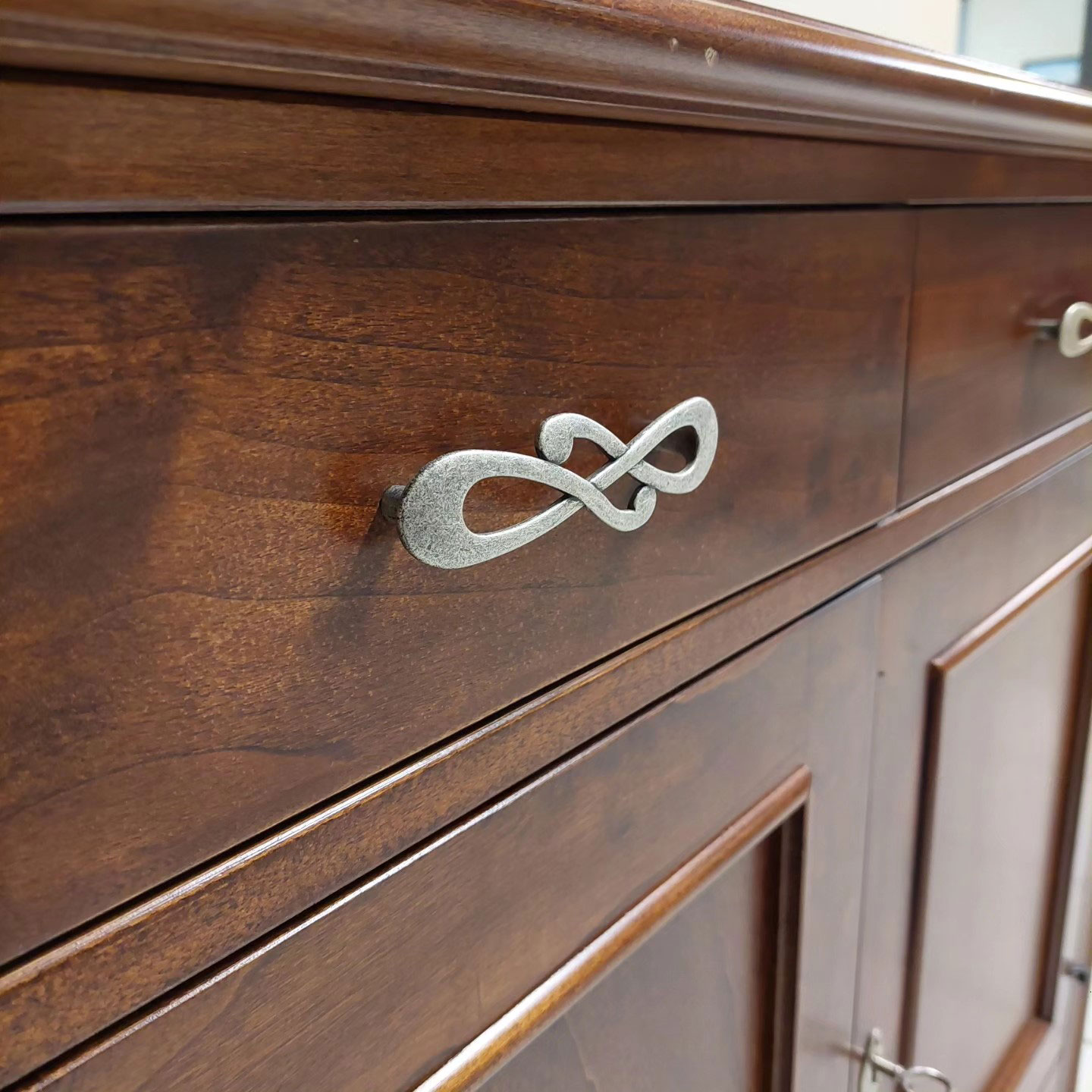 Credenza in legno a 2 ante