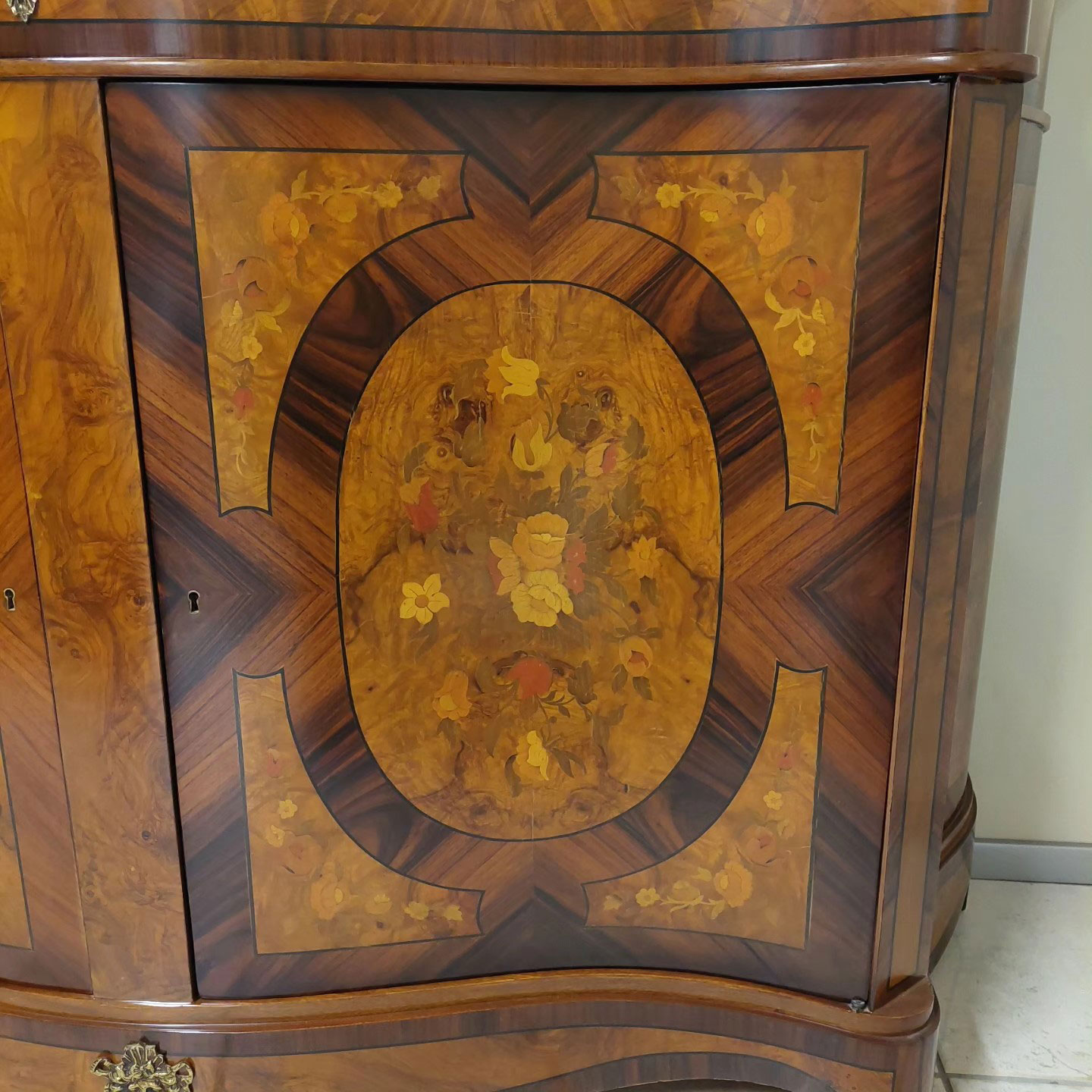 Madia sagomata in legno di noce e radica