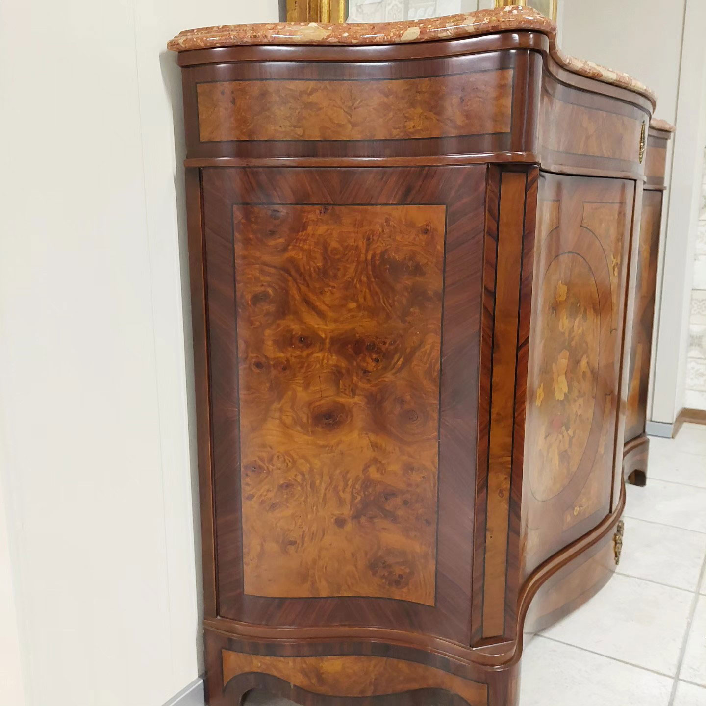 Madia sagomata in legno di noce e radica