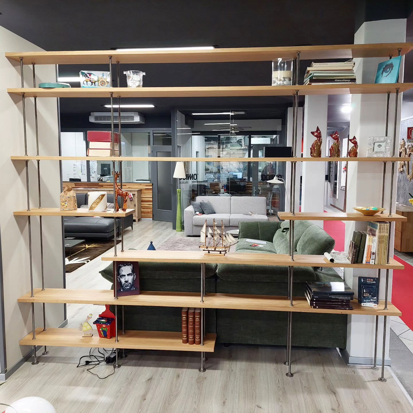 Parete libreria/soggiorno realizzata con pannelli in legno di rovere massello