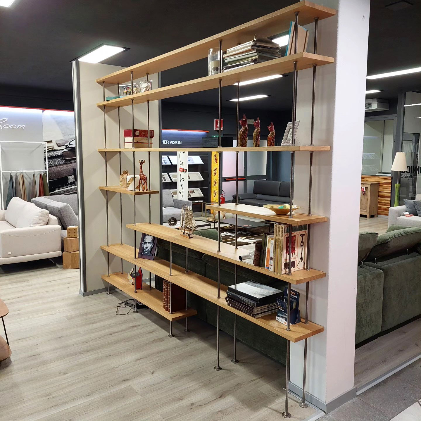 Parete libreria/soggiorno realizzata con pannelli in legno di rovere massello