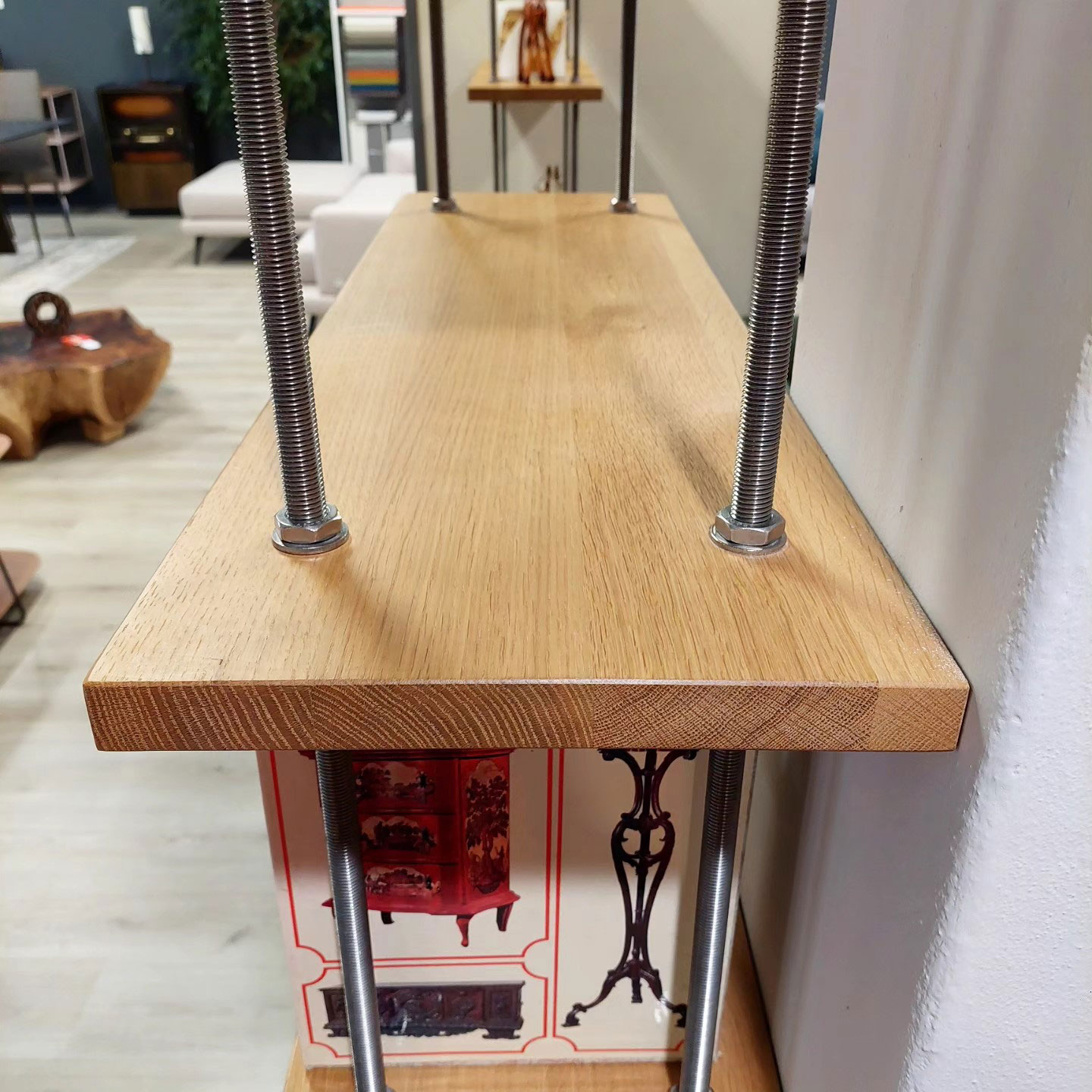 Parete libreria/soggiorno realizzata con pannelli in legno di rovere massello