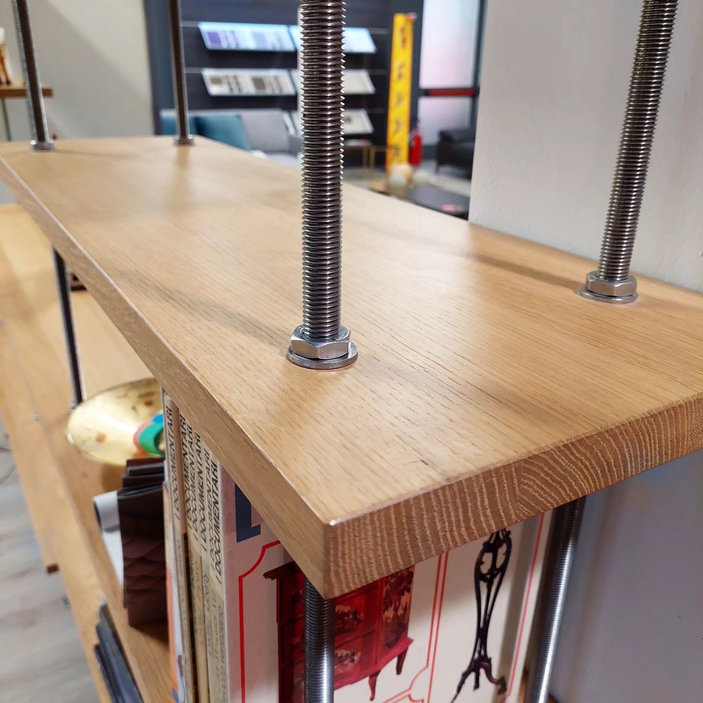 Parete libreria/soggiorno realizzata con pannelli in legno di rovere massello