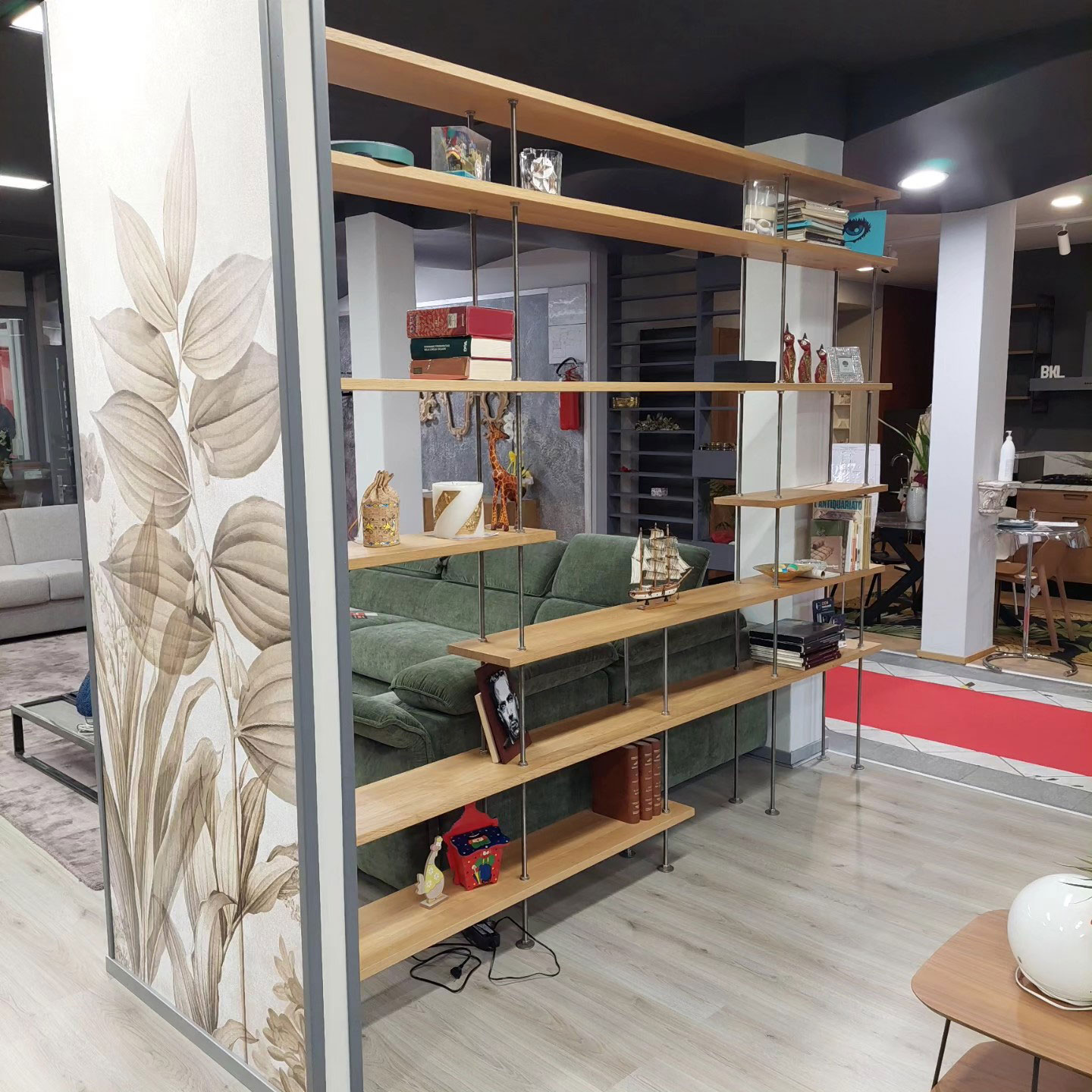 Parete libreria/soggiorno realizzata con pannelli in legno di rovere massello