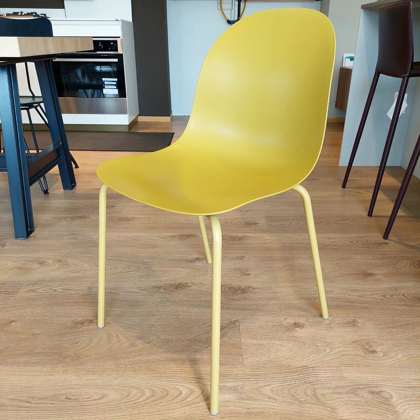 Sedie HERO color senape ditta SCAVOLINI
