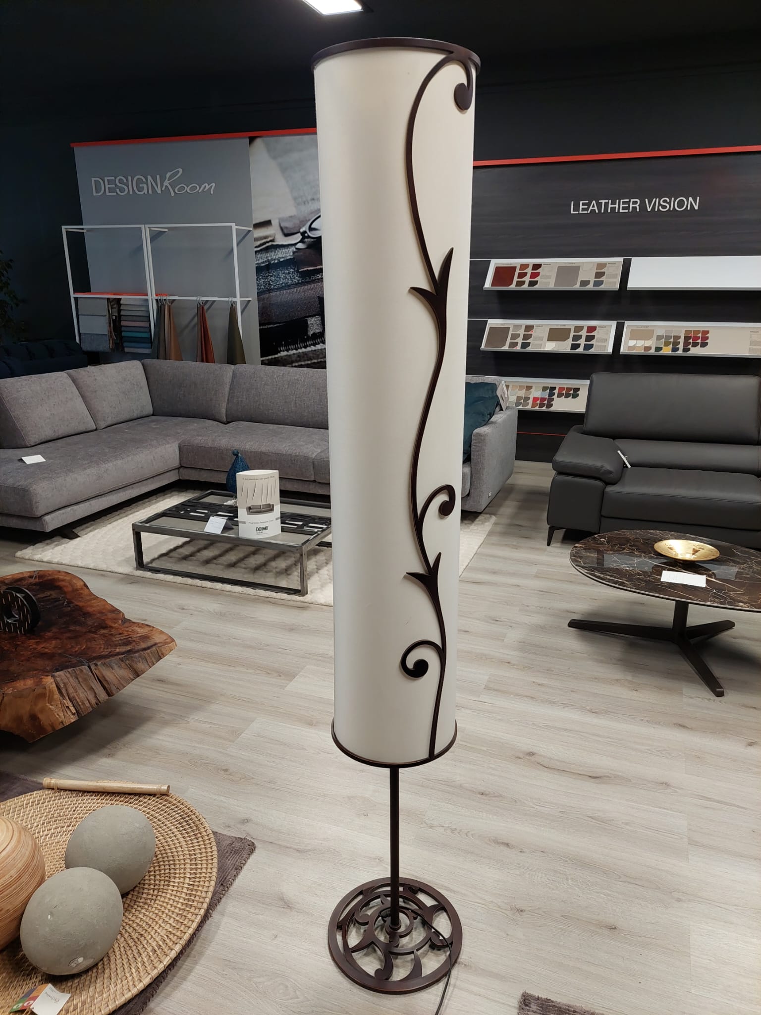 Lampada a piantana in ferro e tela