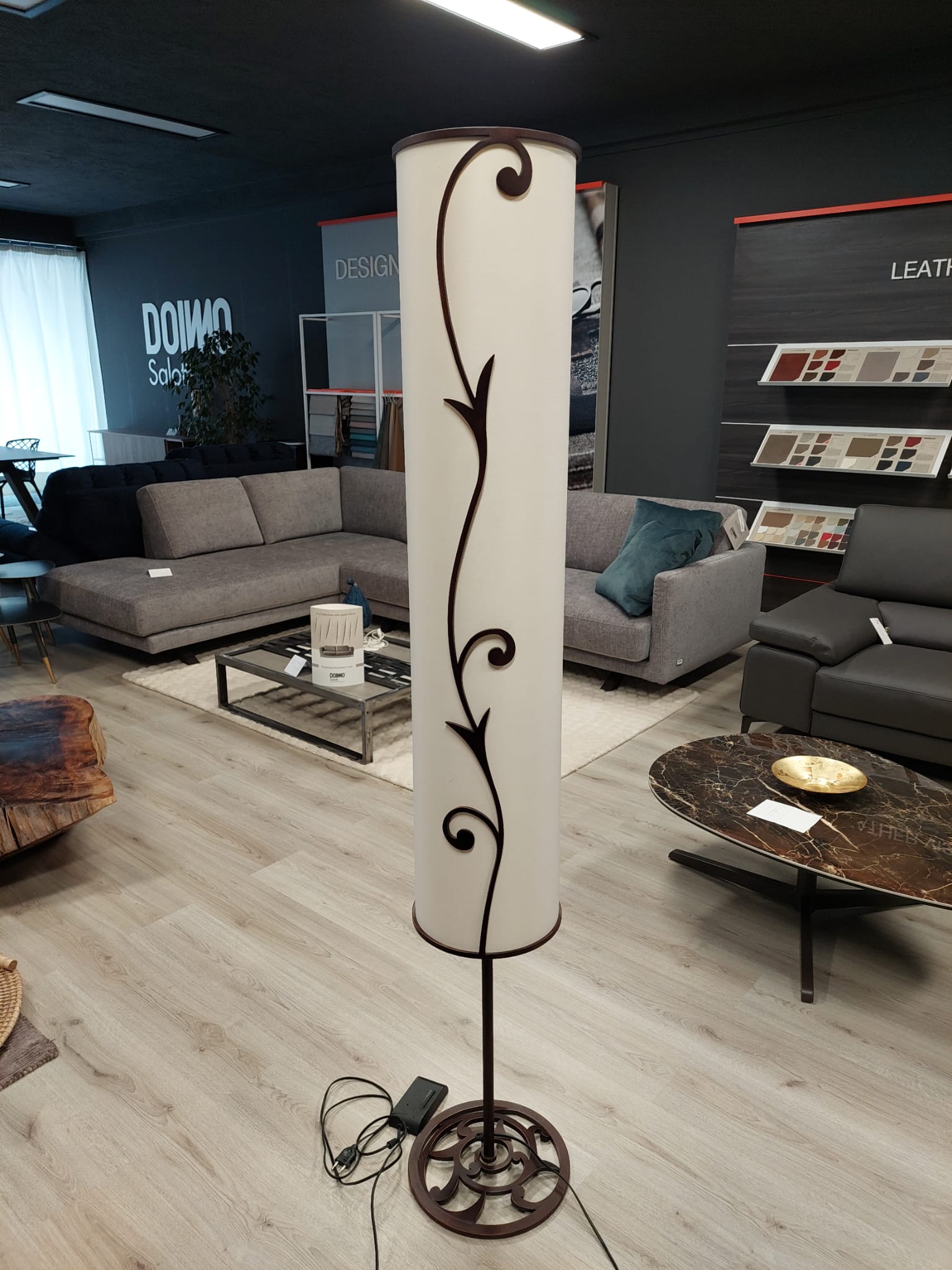 Lampada a piantana in ferro e tela