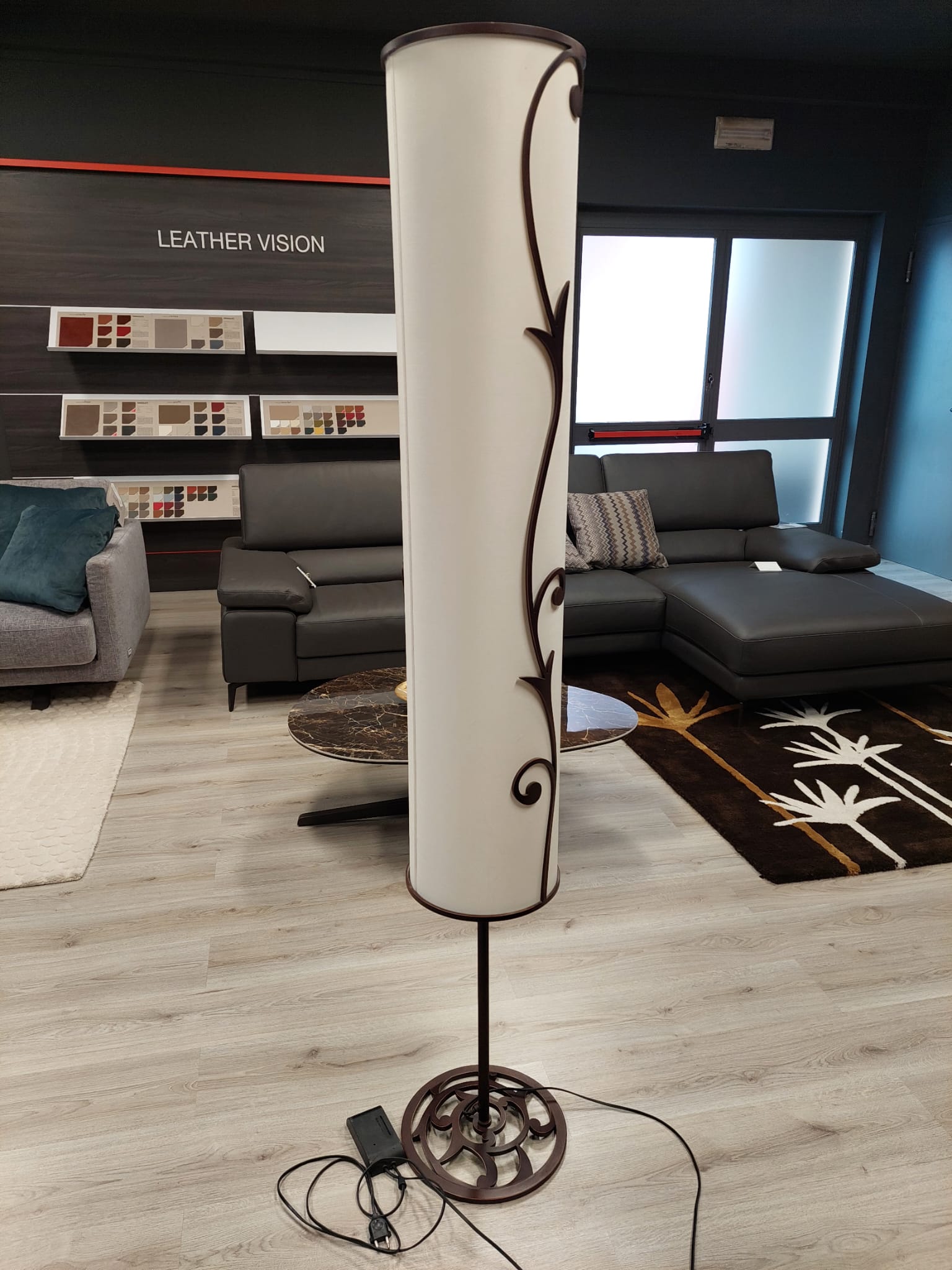 Lampada a piantana in ferro e tela