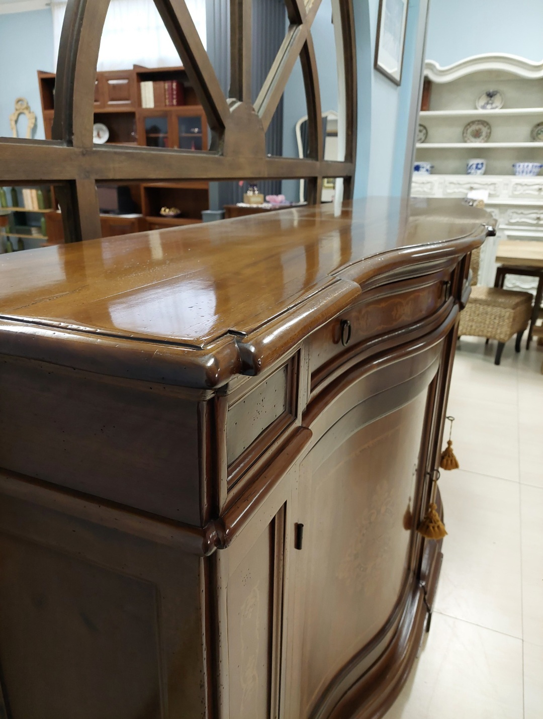 Credenza sagomata intarsiata Milani
