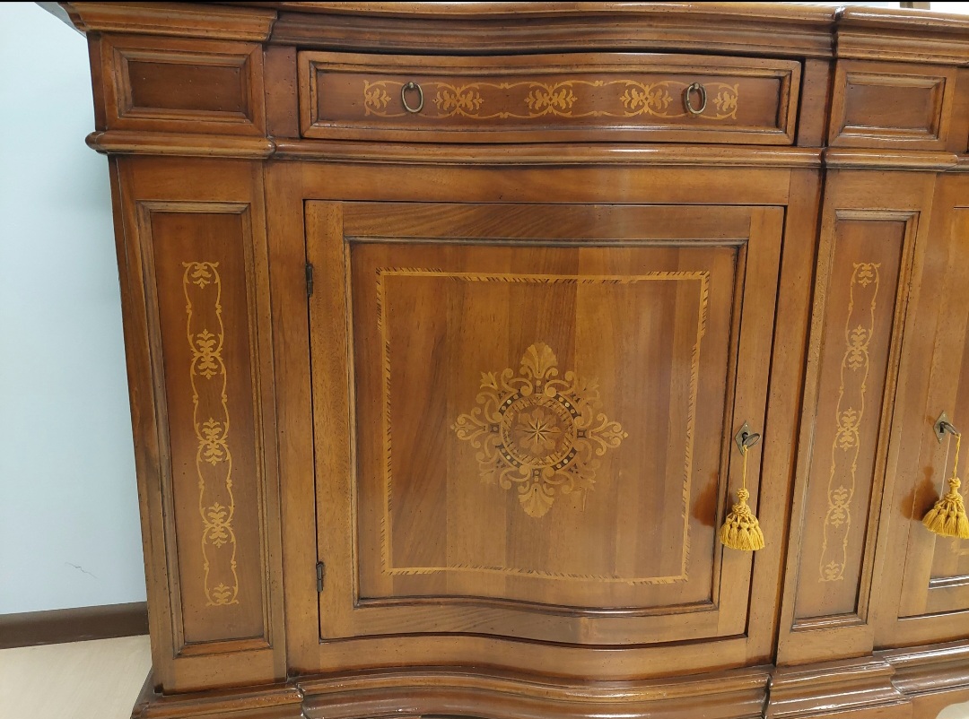 Credenza sagomata intarsiata Milani